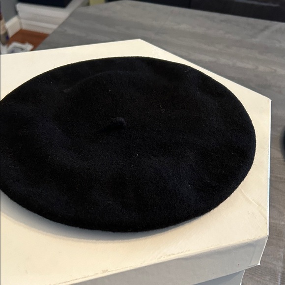 Stylish Beret Set in Red, Green, and Black - Picture 2 of 11